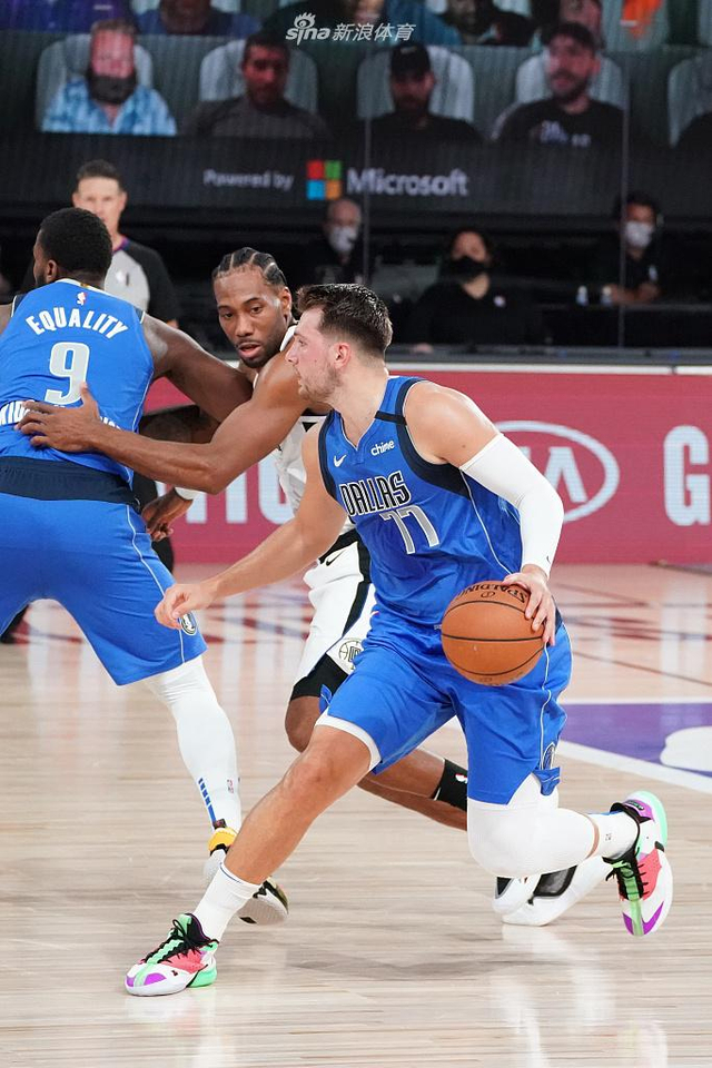 赛中拼搏 赛中拼搏